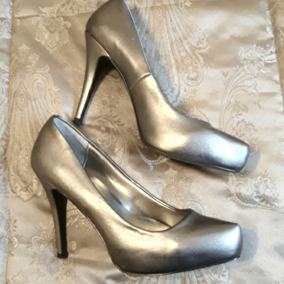 City Struts Pewter Metallic Heels Size 8 - Picture 3 of 8